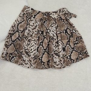 Cute Missguided Woman's Leopard Mini Skirt